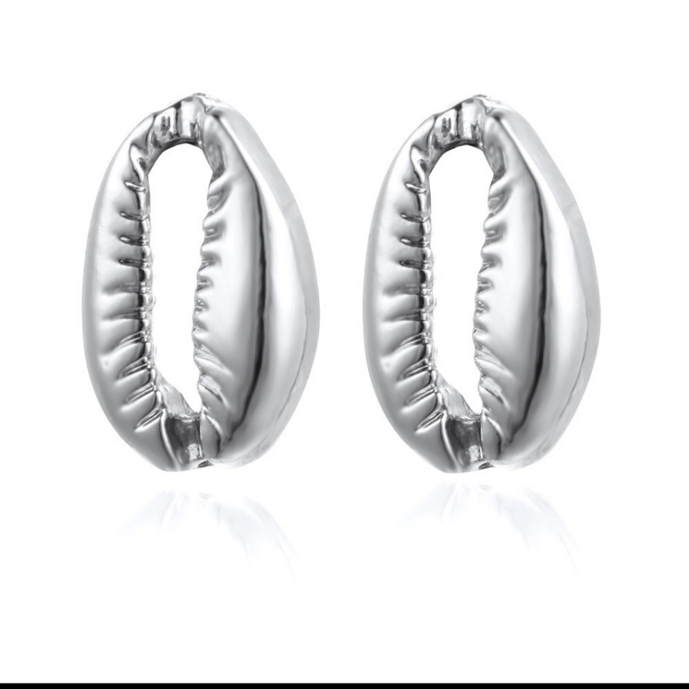 🐚Silver Puka Shell Studs🐚